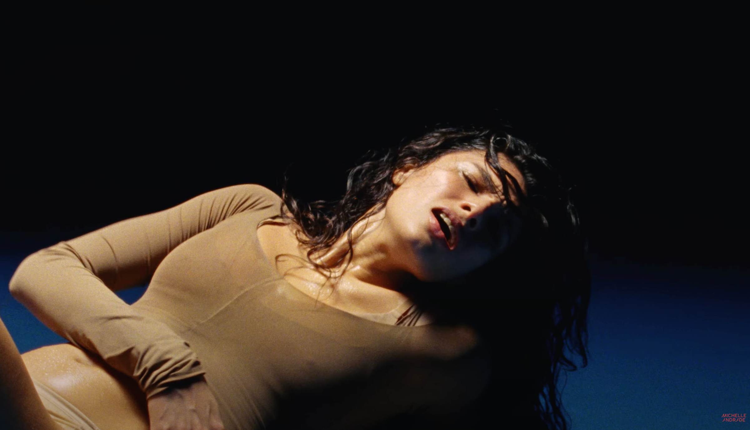 Michelle Andrade представила запальний кліп на пісню, яка завірусилась у мережі