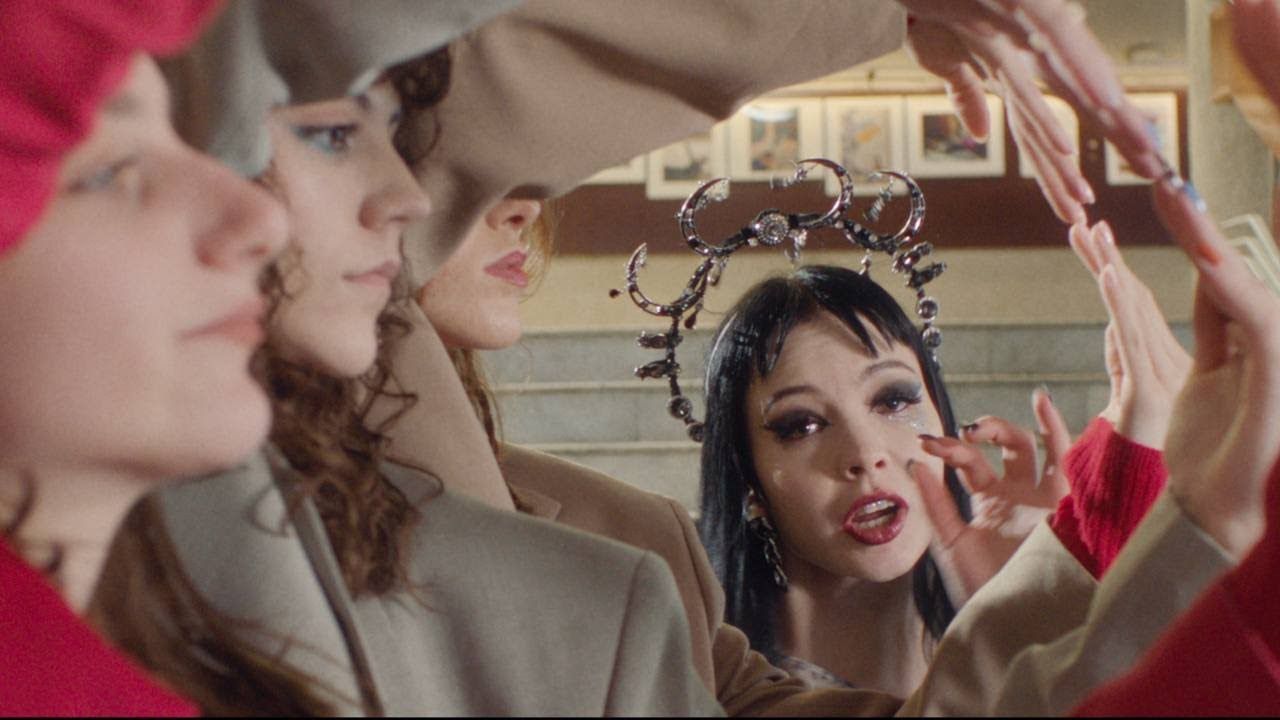 Співачка Кажанна презентувала кліп на пісню про дитинство "Сонечко"