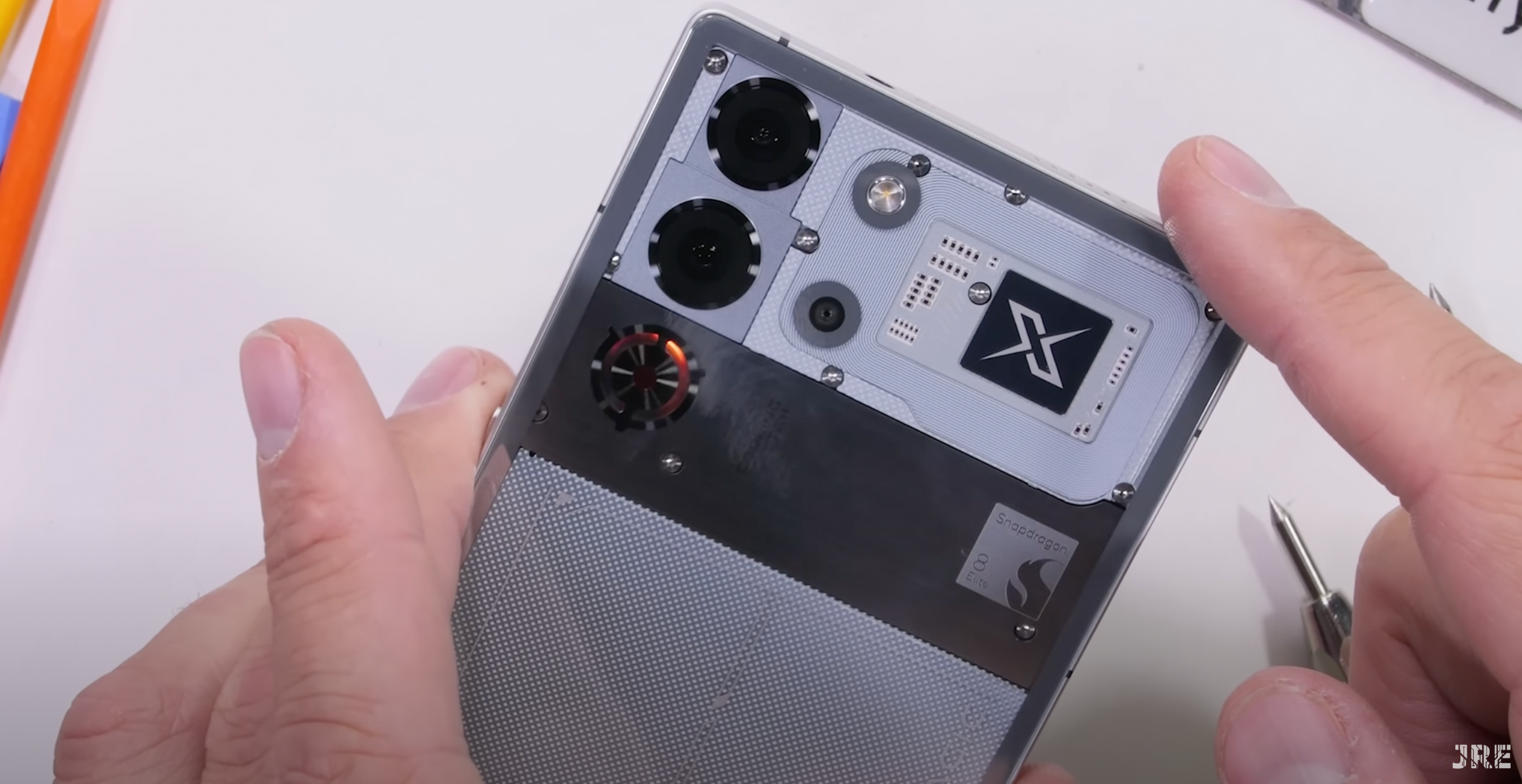 Red Magic 10 Pro пройшов тест на згинання - фото 1