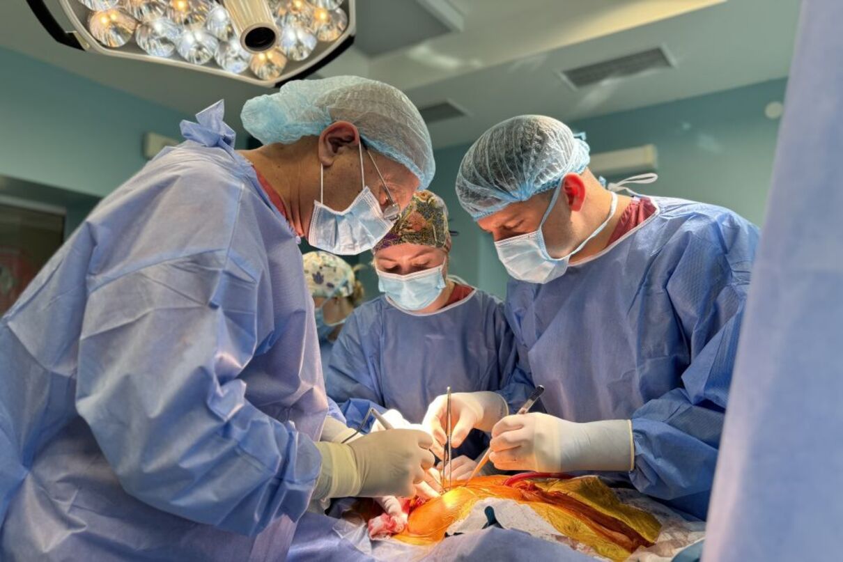 У Львові лікарі врятували жінку, в якої 5-кілограмова пухлина проросла до серця