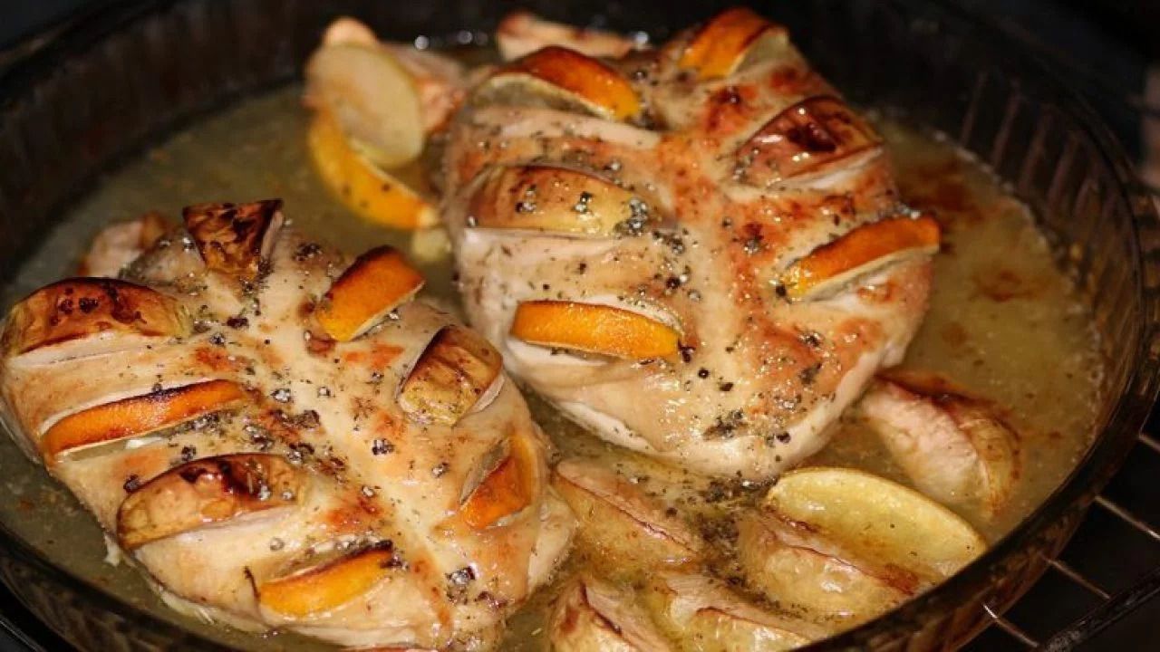 Ви такого ще не пробували: ніжне куряче філе з яблуками