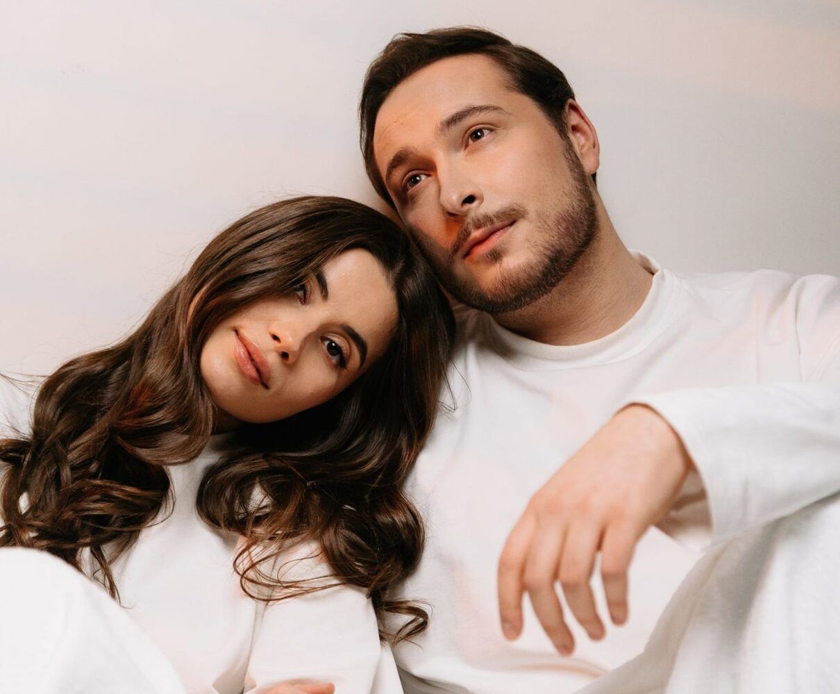 Нікіта Кісельов представив трек "Білі подушки" про святкове диво та кохання