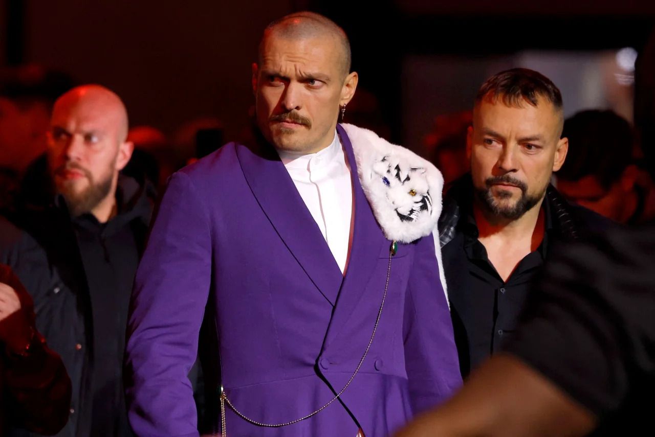 Олександр Усик вразив своїм костюмом на церемонії прибуття перед боєм з Ф’юрі