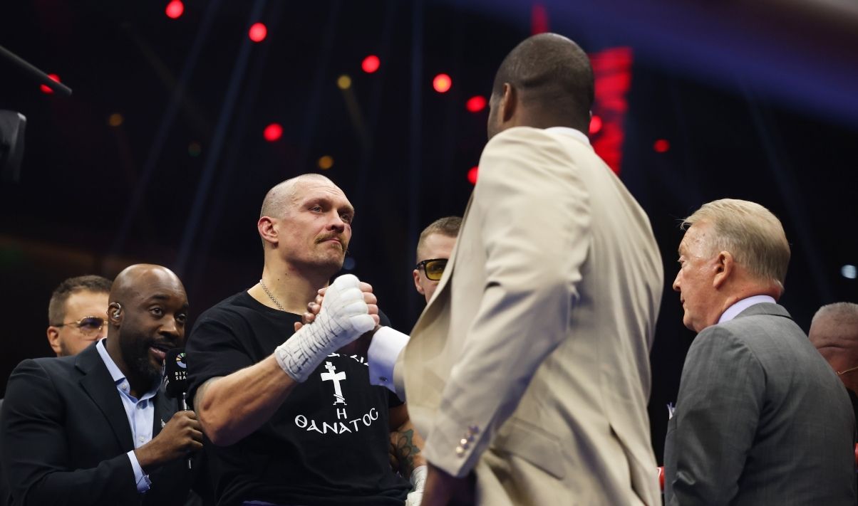 Олександр Усик підняв на ринзі шаблю гетьмана Мазепи