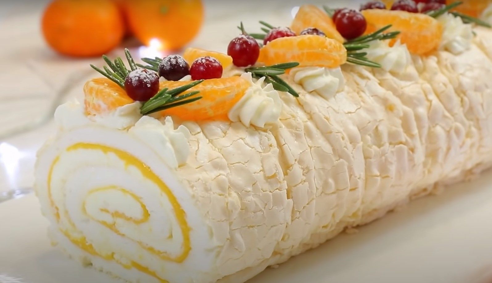 Ідеально під ялинку: готуємо фантастичний меренговий рулет з мандаринами