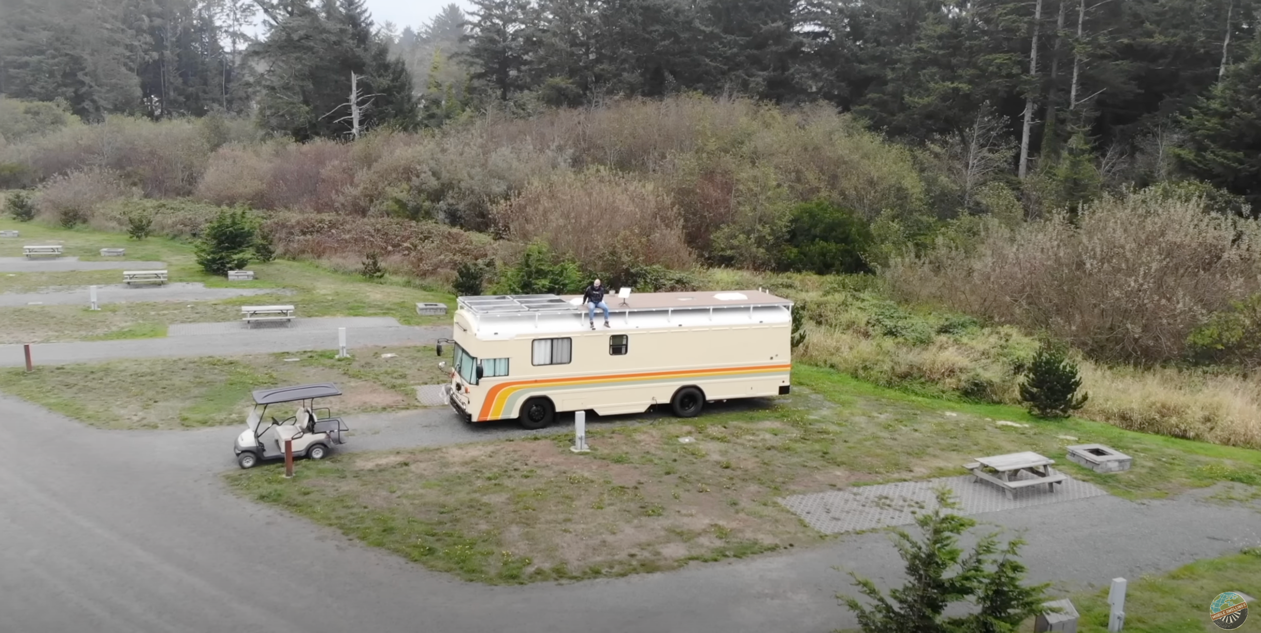 Автобус став будинком на колесах - фото 1