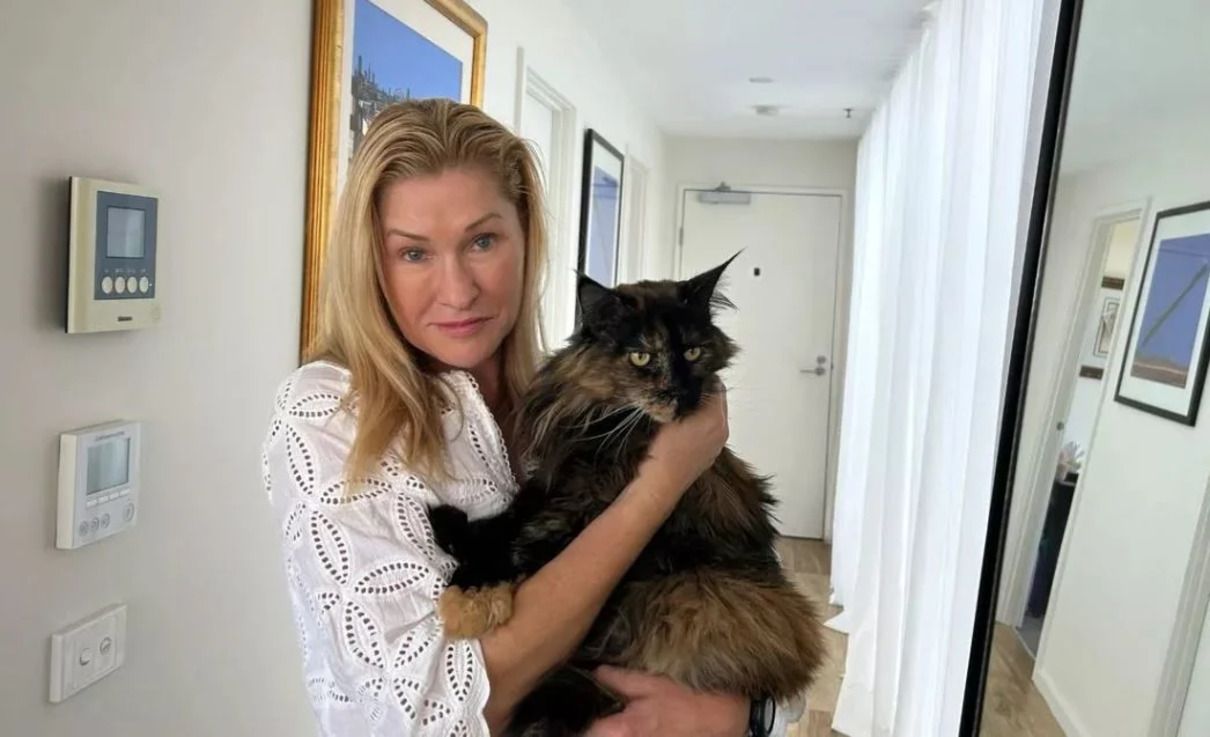 Кіт з власницею - фото 1