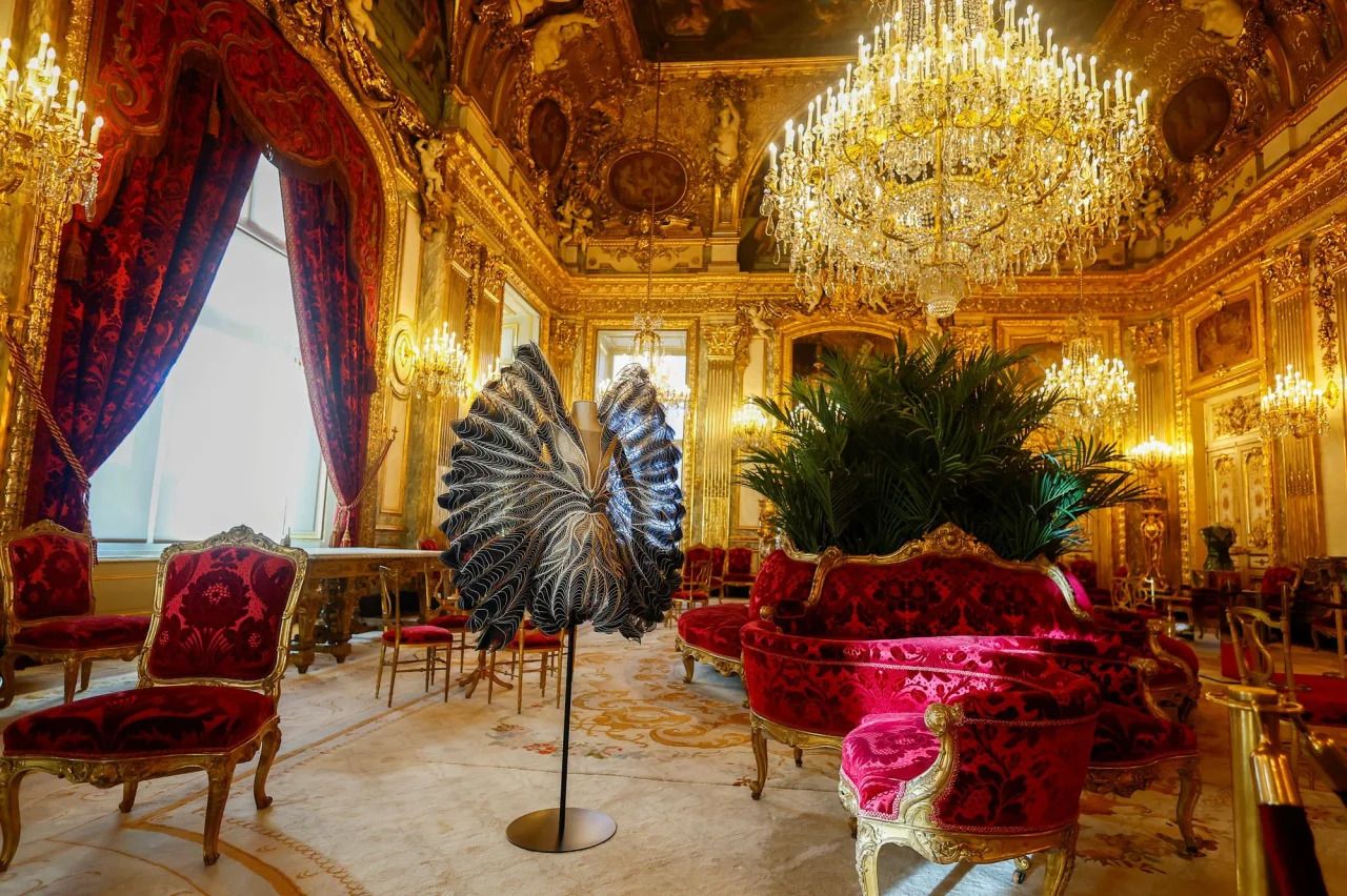 У Луврі відкрилася перша в історії музею виставка, присвячена моді