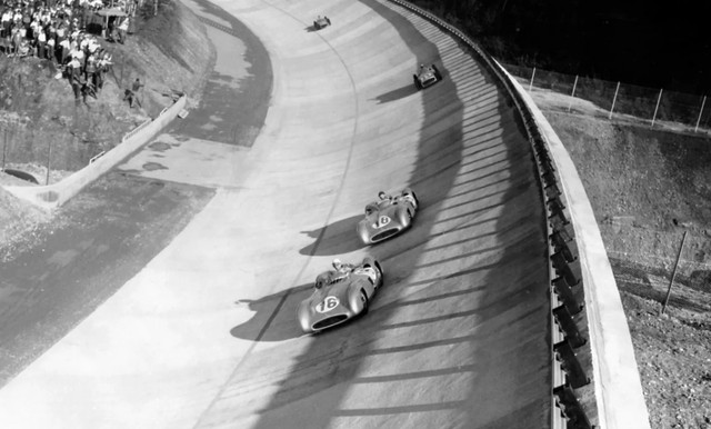 З 'молотка' пустили раритетний Mercedes 1954 року, який був болідом Формули-1 - фото 551265