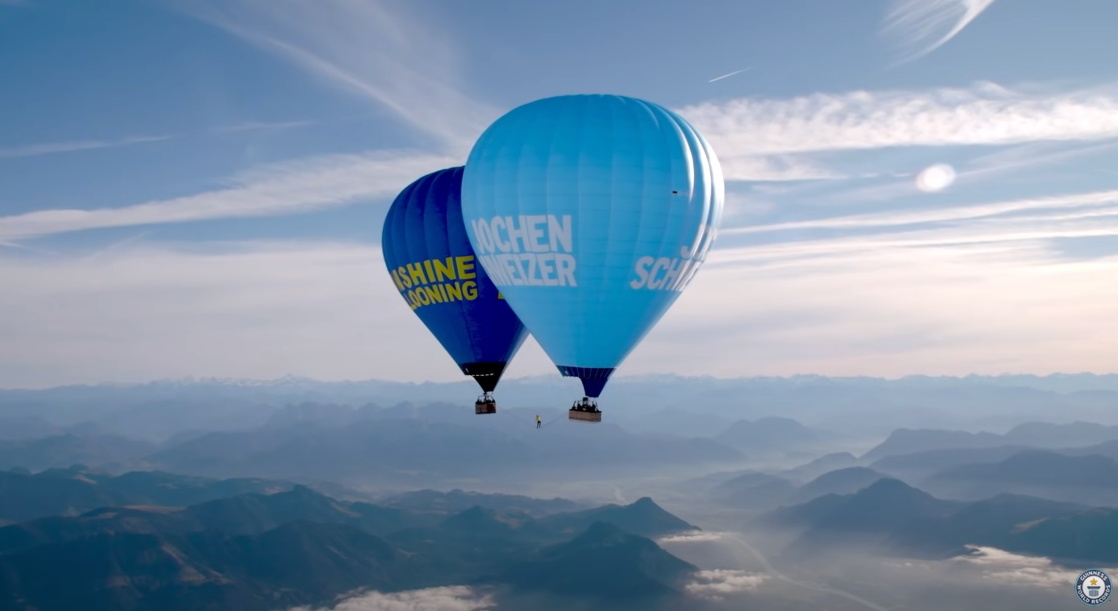 Екстремали пройшли по стропі, натягнутій між повітряними кулями: відео заворожує