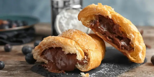 Круасани з шоколадною начинкою - фото 551365