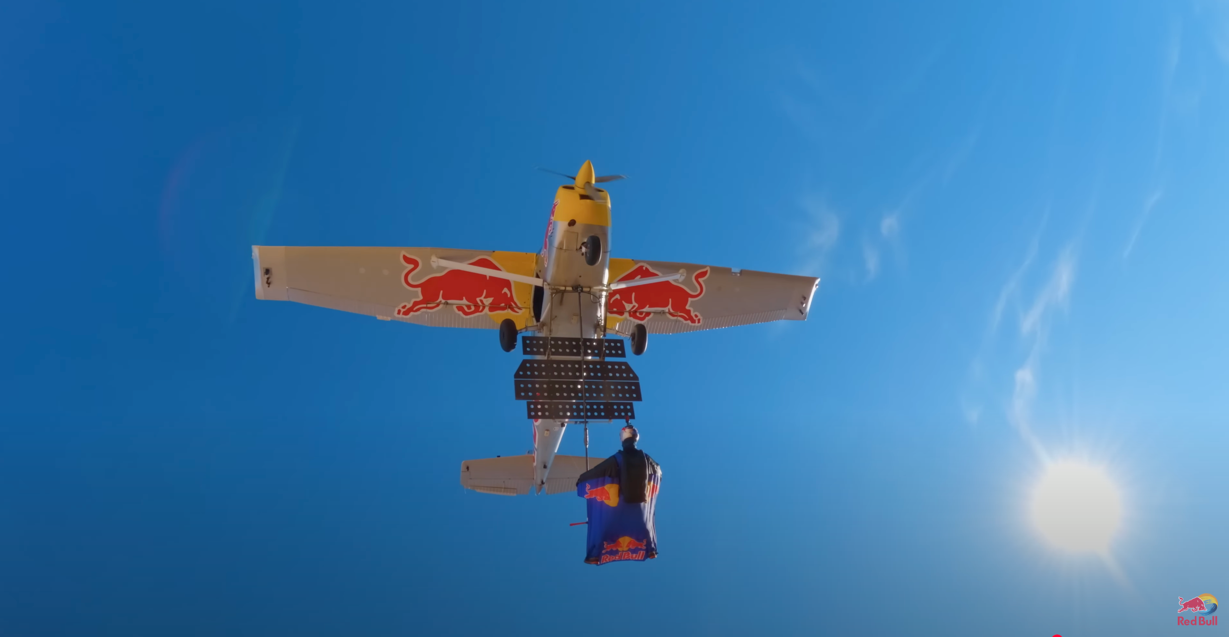 Уперше в історії: дивіться, як літак перехопив парашутиста у повітрі – епічний трюк