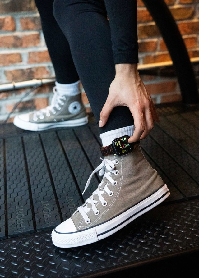 Користувачі у світі все частіше носять Apple Watch на щиколотці: чому це роблять - фото 551574