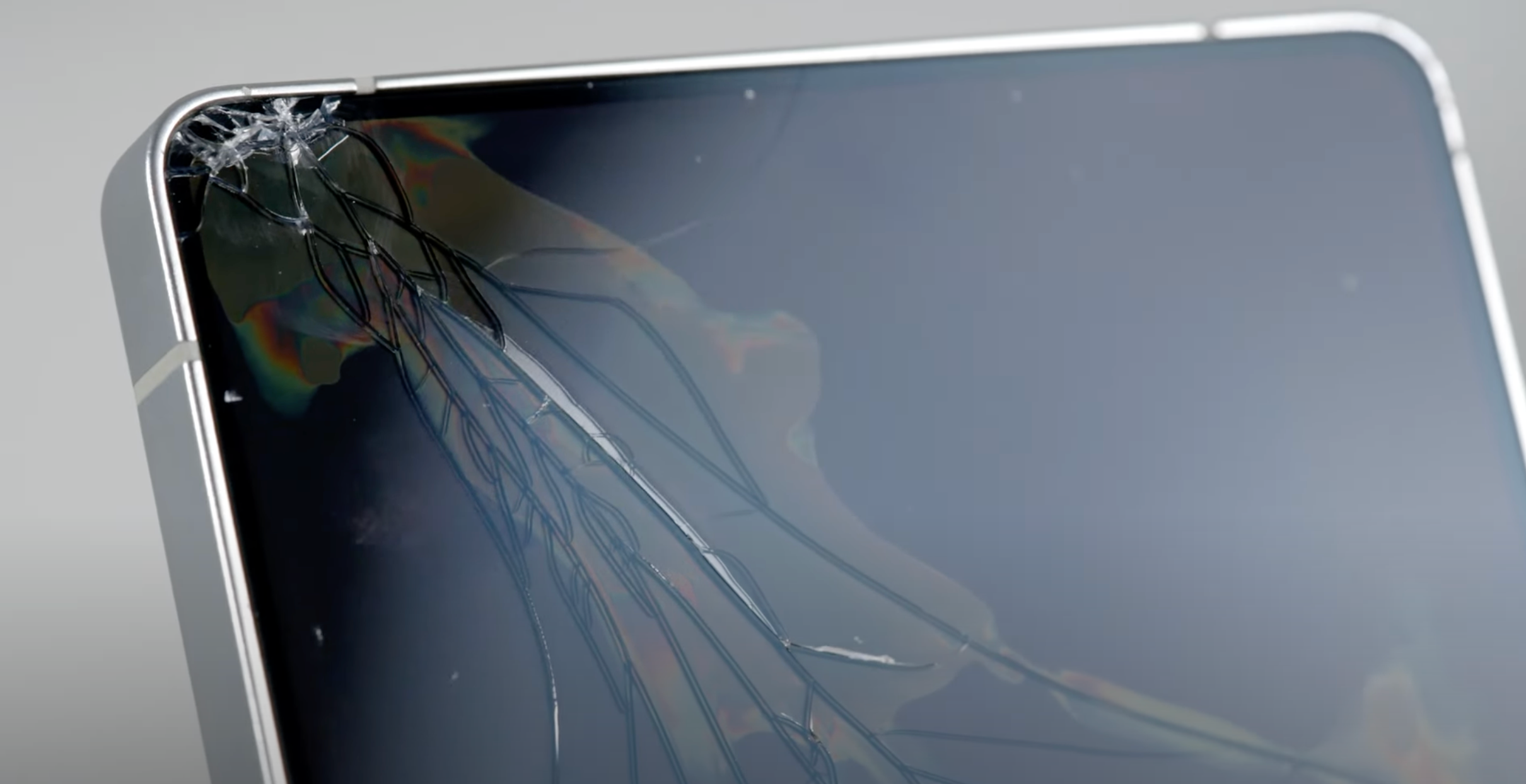 Навіть не думайте носити без чохла: Galaxy S25 Ultra не пройшов тести на падіння