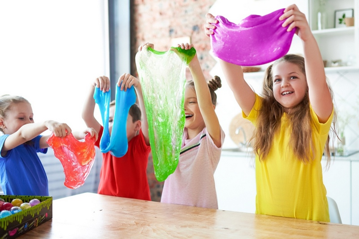 Цікаве заняття для дітей і дорослих - робити слайм вдома - фото 1