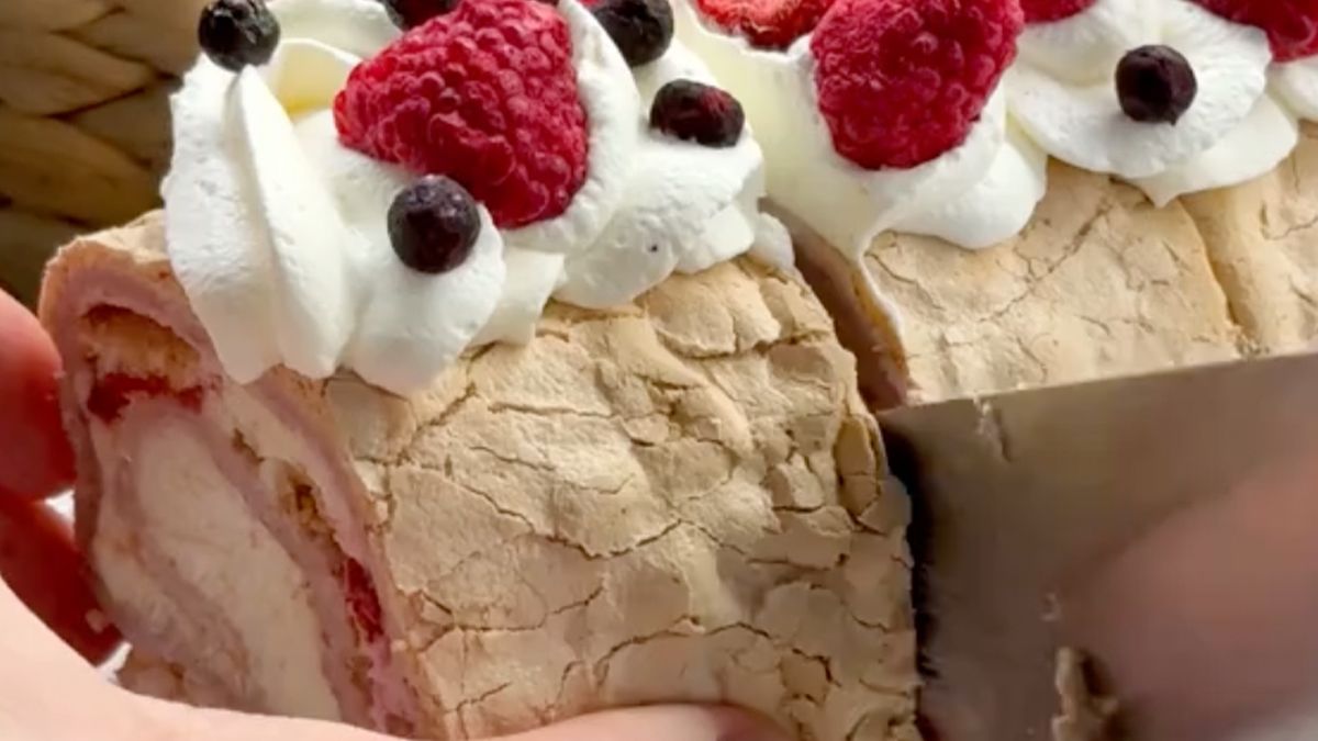 Легкий, як хмаринка: рецепт смачнючого меренгового рулету з ягідками