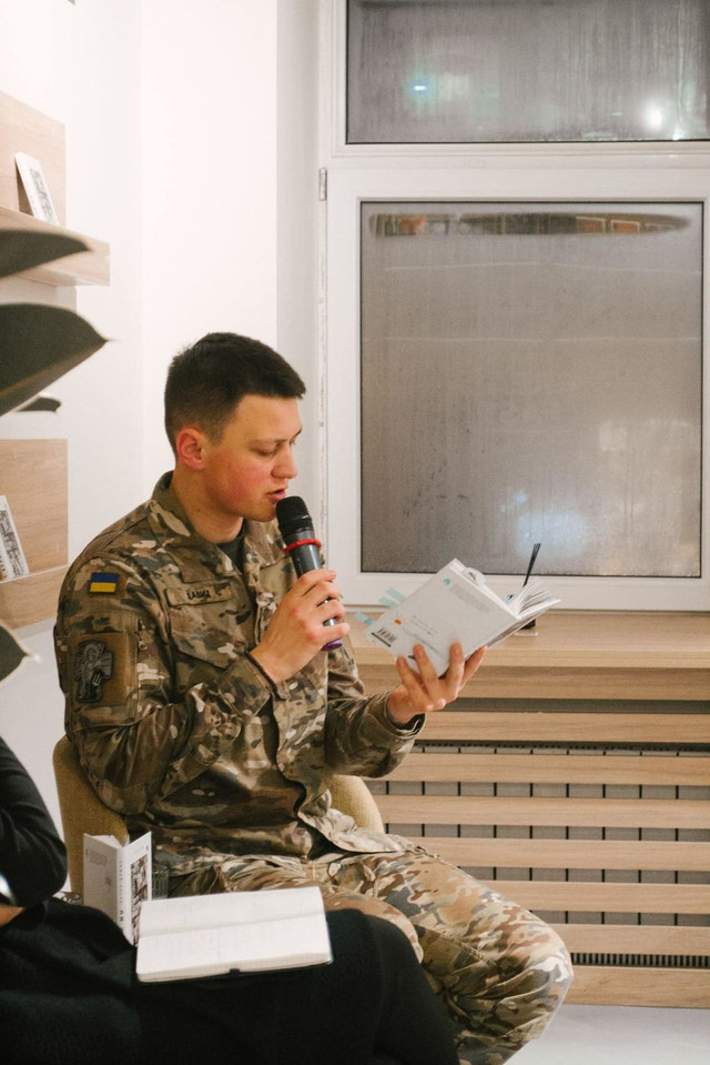 Український поет та військовослужбовець Артур Дронь читає збірку віршів- фото 551851