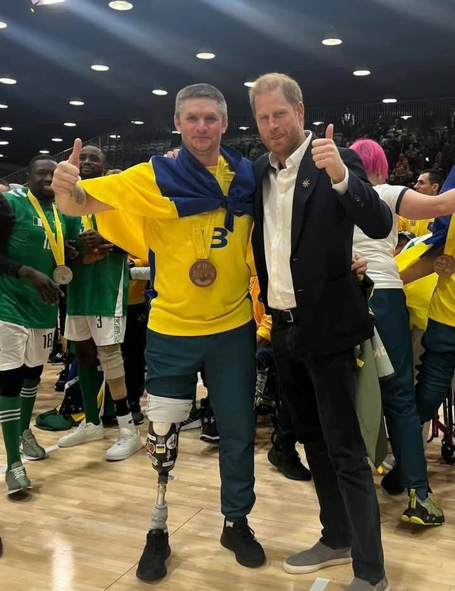 Український ветеран подарував вишиванку принцу Гаррі на 'Іграх нескорених' - фото 551877