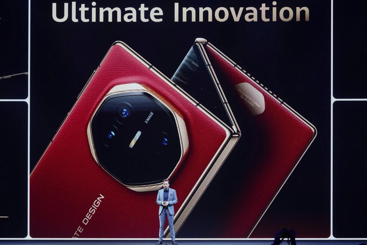 Huawei випустила перший у світі смартфон, що складається втричі: його вартість здивує вас