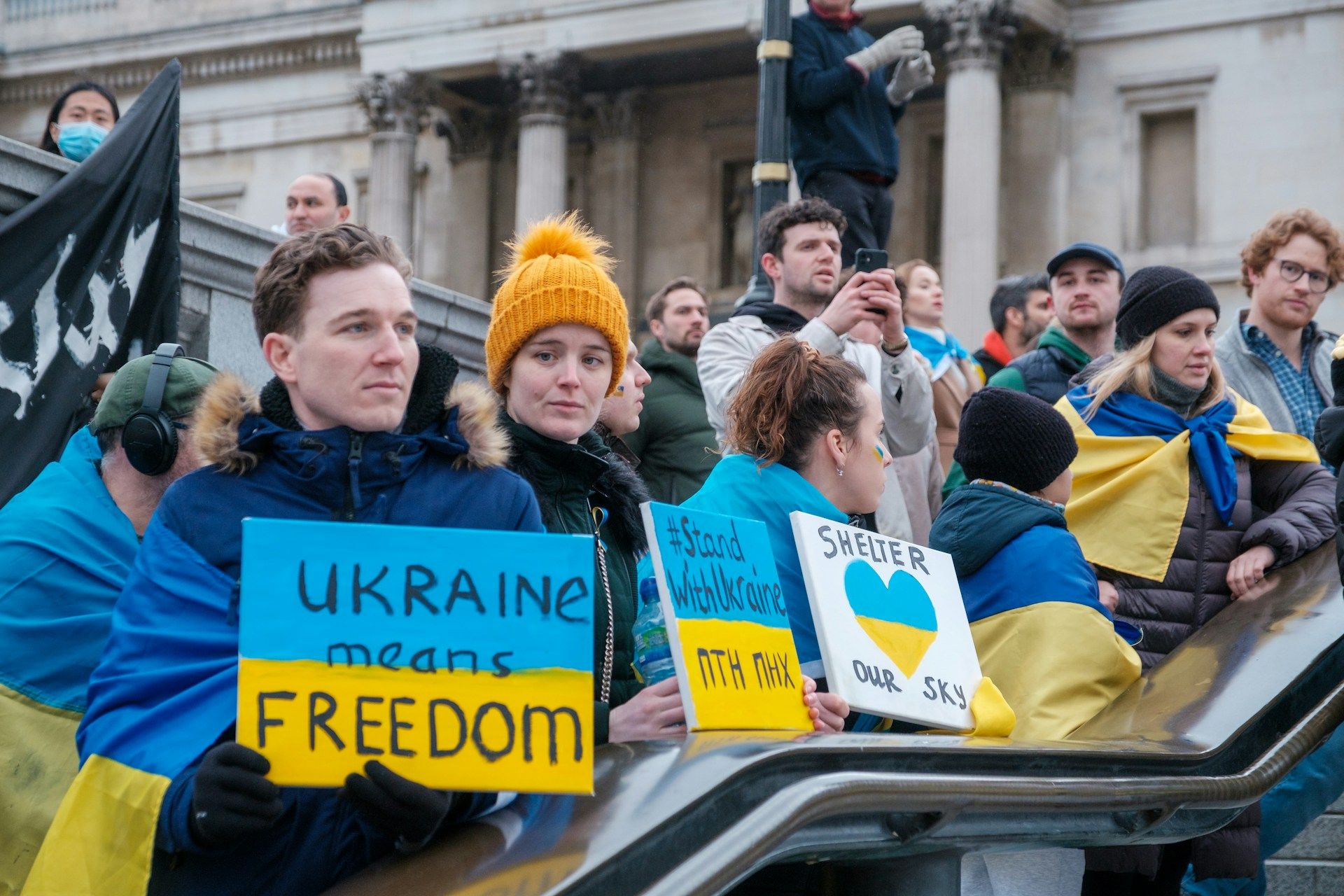 Українці влаштовують мітинг на підтримку України з цитатами про війну - фото 1