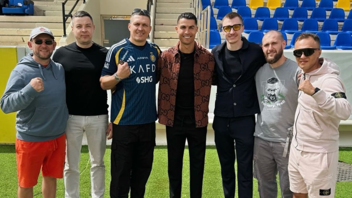 Усик зустрівся з Роналду і залишив автограф на його футболці