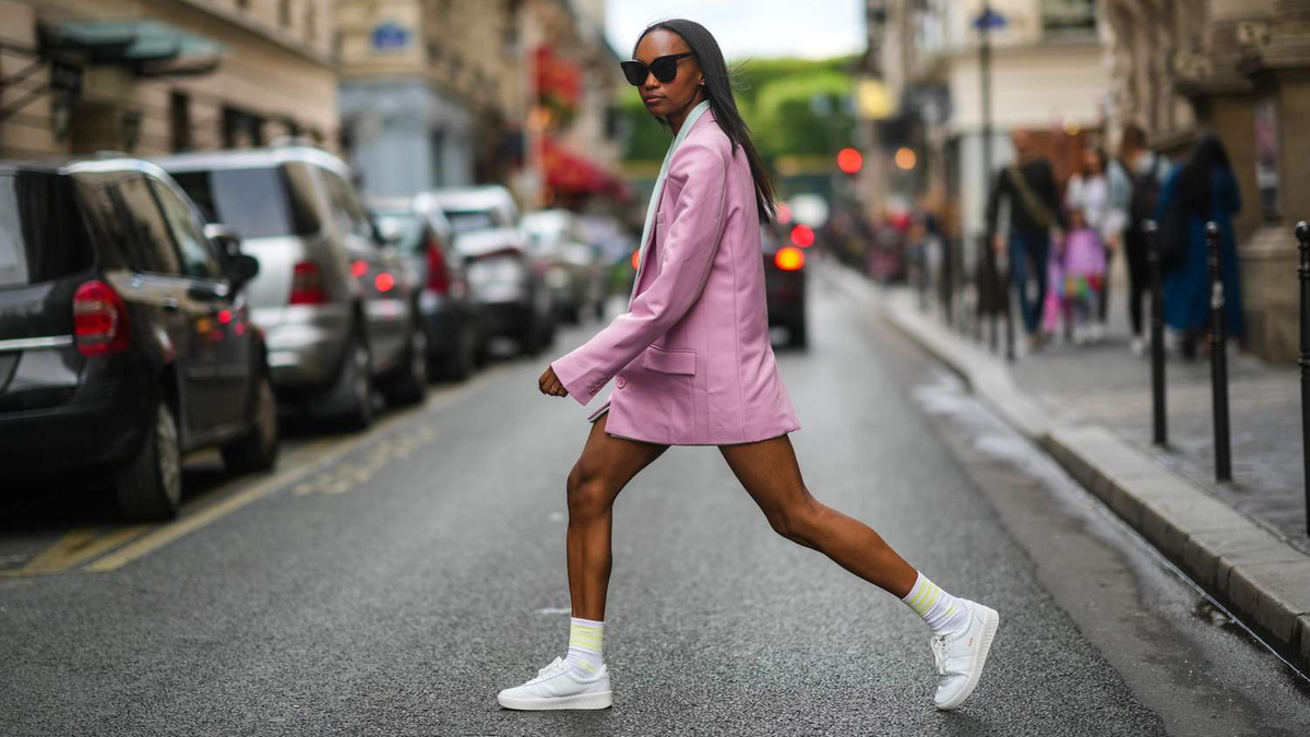 Модні контрасти: як носити спортивне взуття з класикою та не виглядати дивно - фото 1