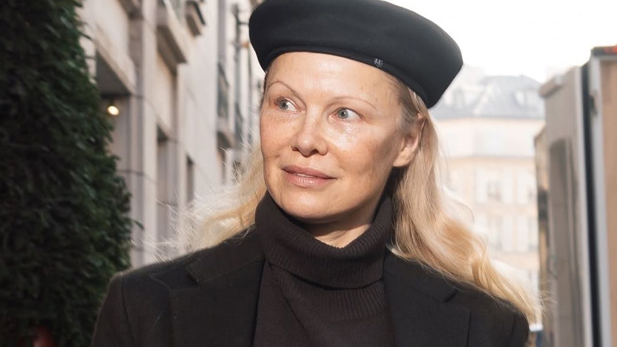 Памелу Андерсон помітили у береті від Ruslan Baginskiy - фото 1