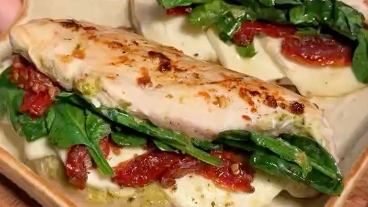 Чудовий варіант для вечері: готуємо соковите куряче філе з соусом песто