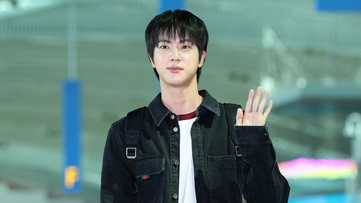 Поцілувала одного з учасників: 50-річну фанатку BTS викликали на допит