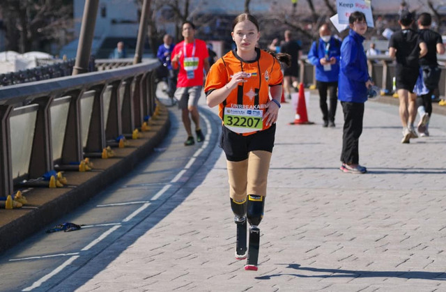 Незламна Яна Степаненко пробігла на протезах марафон у Токіо - фото 552591