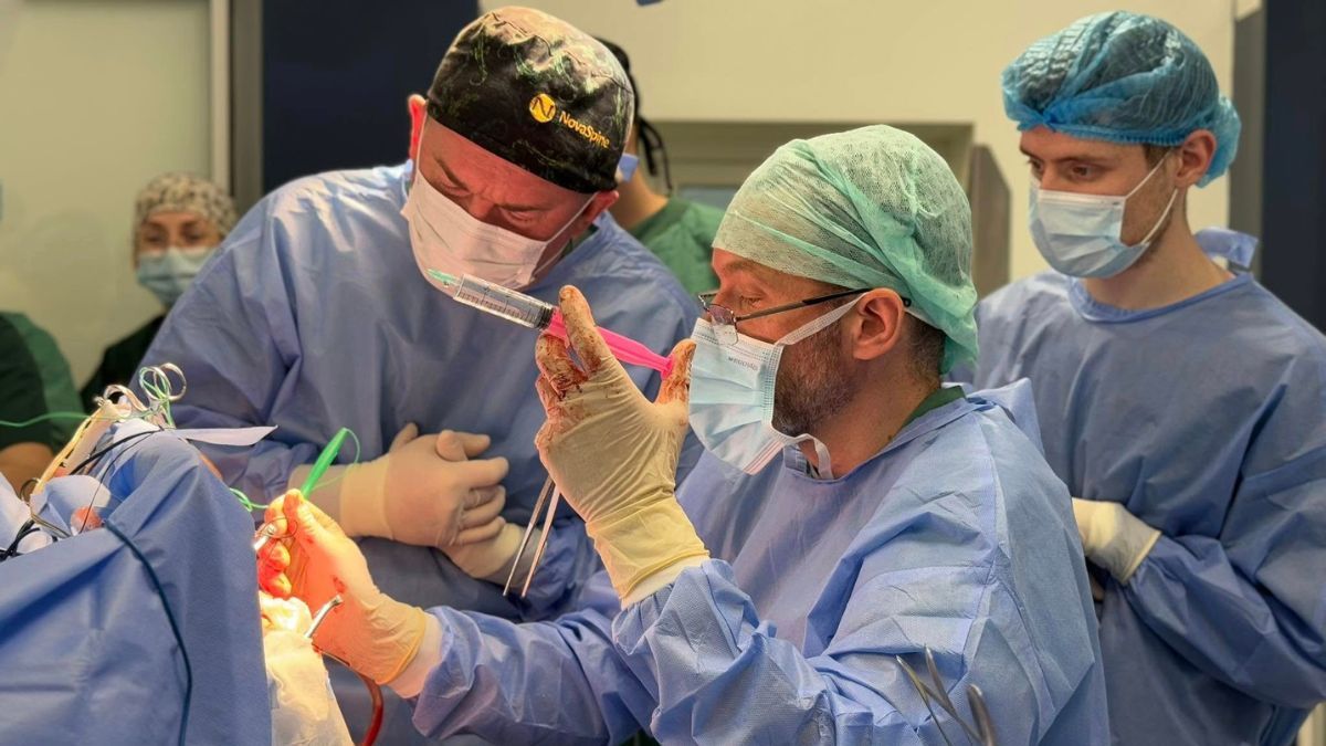 Львівські лікарі видалили пухлину мозку пацієнту, який був при свідомості