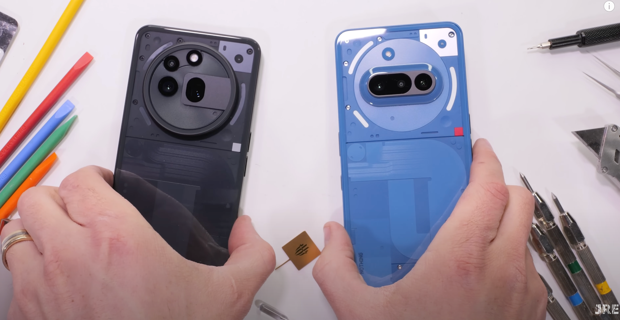 Гнули, палили і дряпали: дивіться тест на міцність Nothing Phone (3a) та Phone (3a) Pro