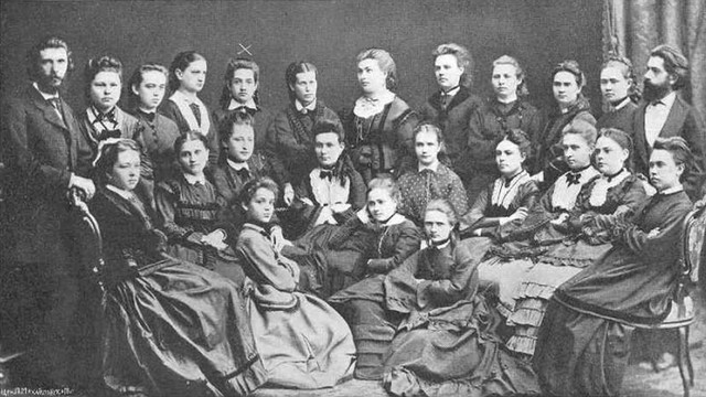 Учениці Харківської приватної школи 1870 рік. Христя Алчевська позначена хрестиком - фото 553146