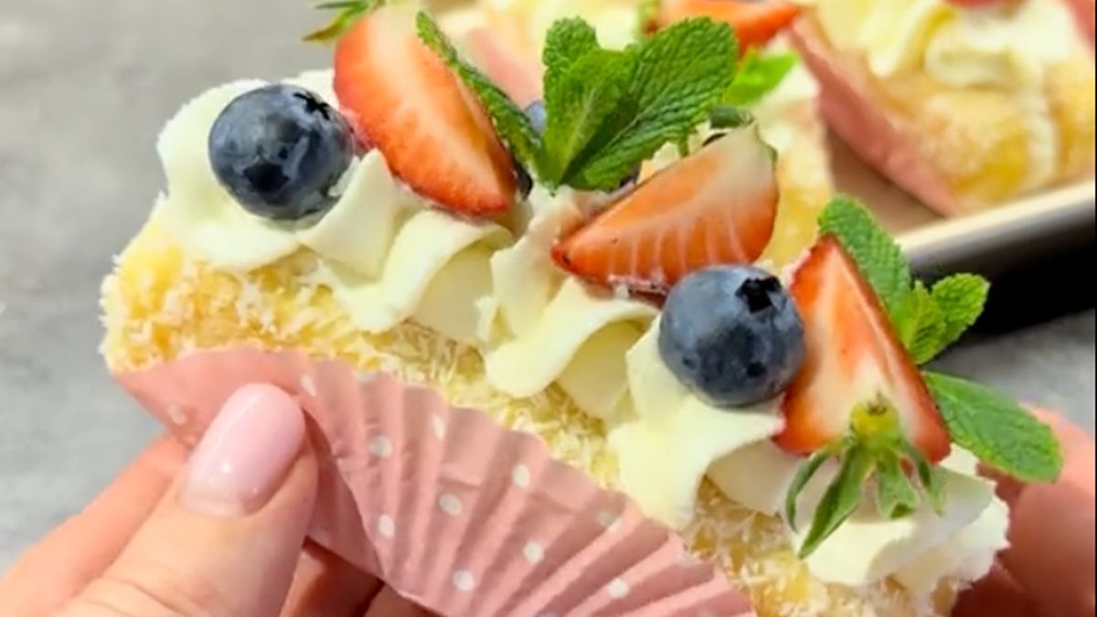 15 хвилин і готово: рецепт неймовірного десерту з савоярді та кокосовою стружкою