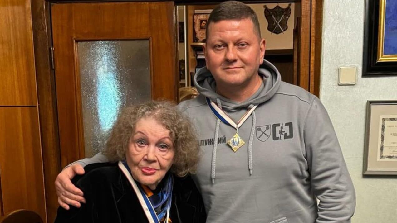 Велика честь знати вас, – Залужний щемливо привітав Ліну Костенко з ювілеєм