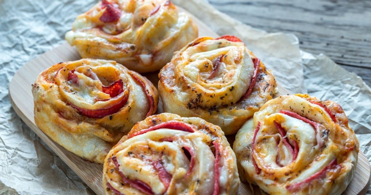 Швидко і дуже смачно: готуємо піца-рол з вареною ковбасою