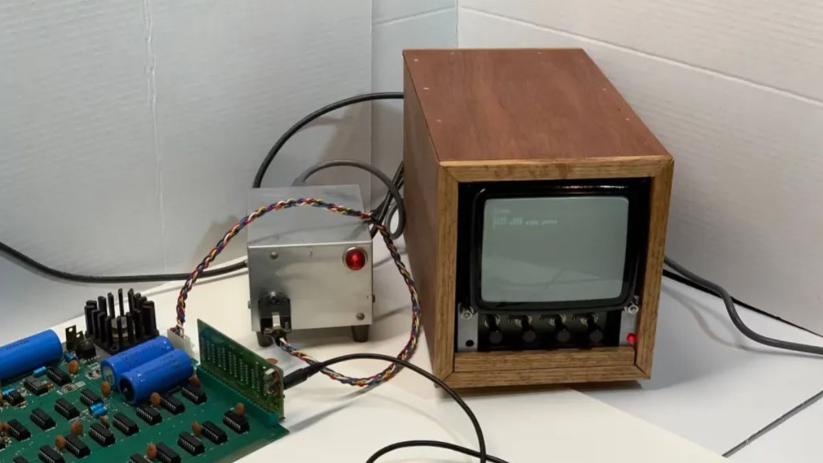 Apple-1, чек Джобса та перший iPhone: на аукціоні продали історичні артефакти