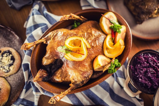 Фарширована качка з молодою картоплею й апельсинами - фото 554029