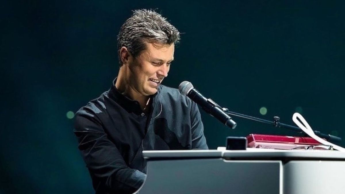 Піаніст Євген Хмара показав, як грає на фортепіано трек "Вимолив"