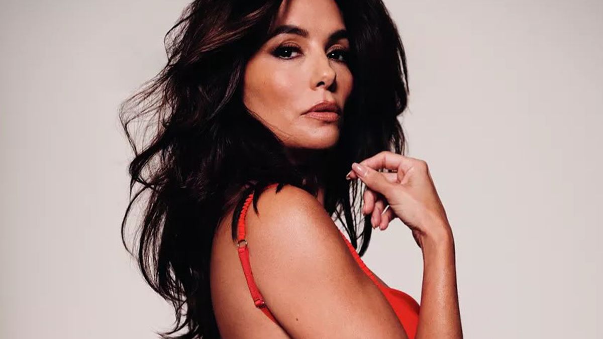 "Відчайдушна домогосподарка" обрала звабливу червону сукню від української дизайнерки