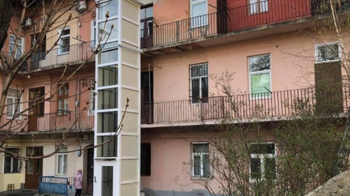 Львів'яни встановили ліфт для сусіда з інвалідністю