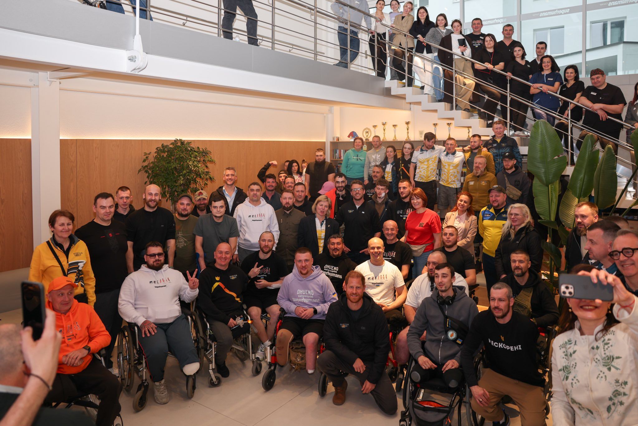 Принц Гаррі здійснив неоголошений візит до України: зустрівся з пораненими бійцями