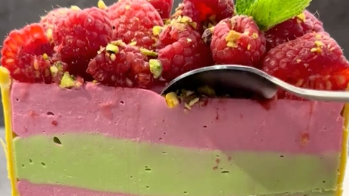 Найкращий десерт до великоднього столу: готуємо фісташково-малинову сирну паску в шоколаді