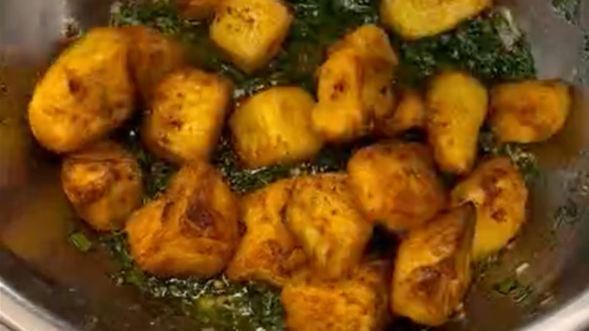 Хрумка зовні та ніжна всередині: готуємо найсмачнішу у вашому житті запечену картоплю