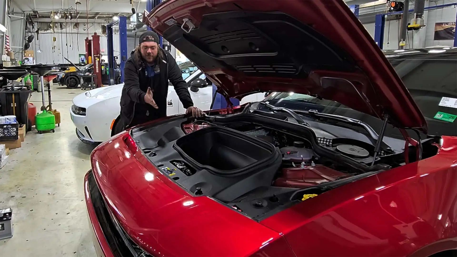 У Dodge Charger EV є ціла інструкція, як правильно закривати капот, і не просто так