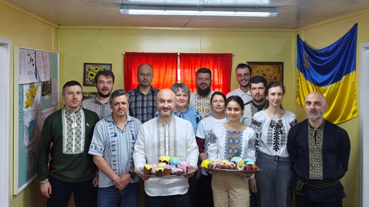 Українські полярники відзначили Великдень з пасками та писанками