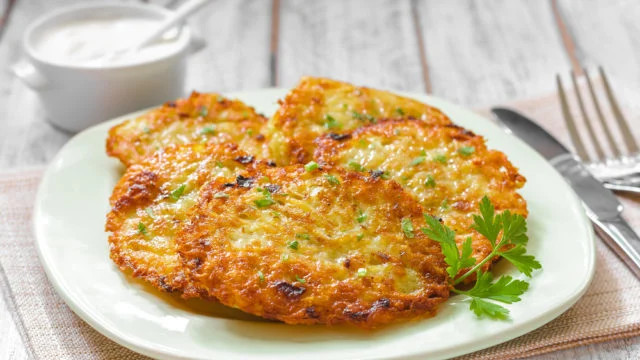 Смачні деруни з кабачків, які ідеально підійдуть для вегетеріанців- фото 555445