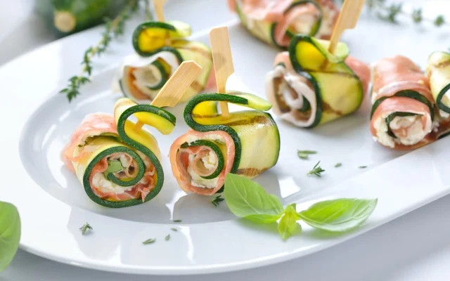 Апетитні і ніжні рулетики з кабачків - фото 555490