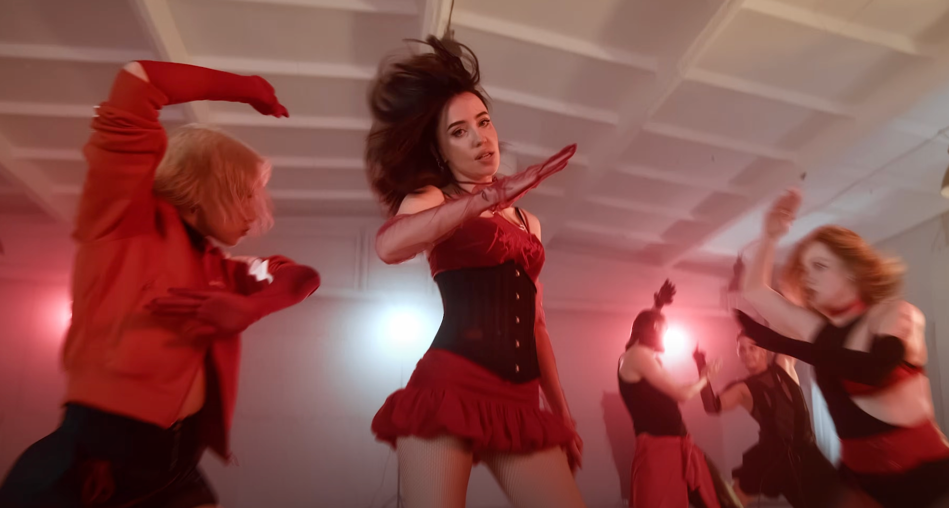 Фанати чекали кілька років: DOROFEEVA випустила відео на пісню FENOMENAL’