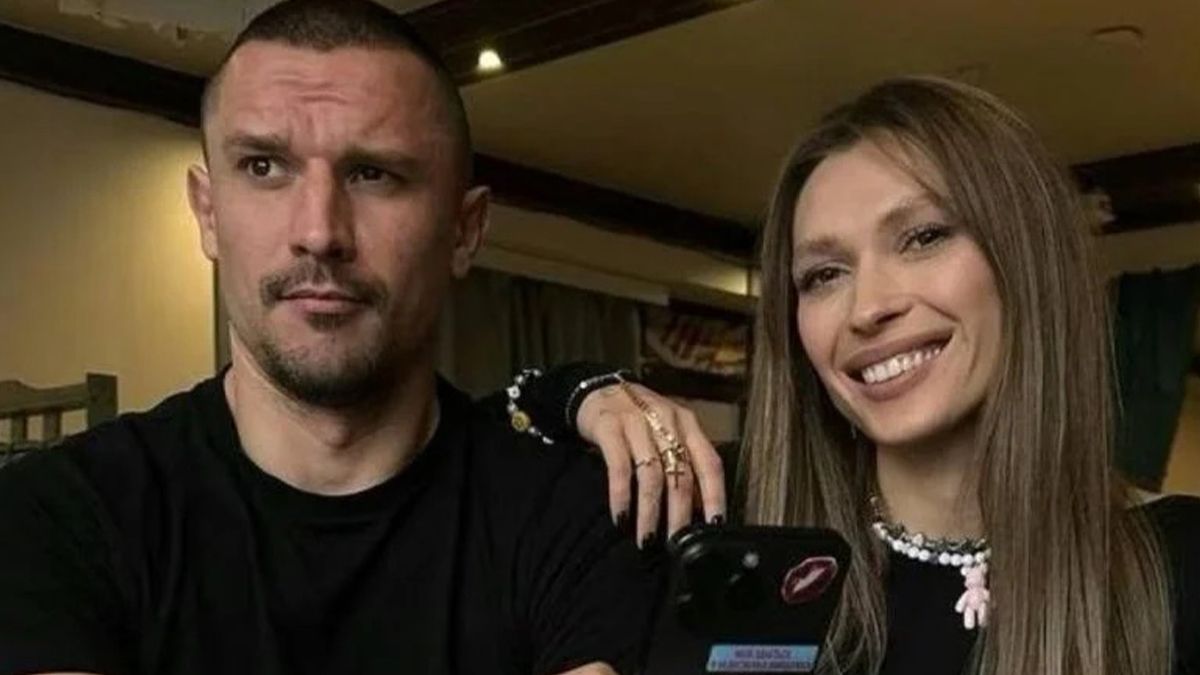 Тараса Цимбалюка заскочили на прогулянці за ручки з акторкою: цікаві кадри